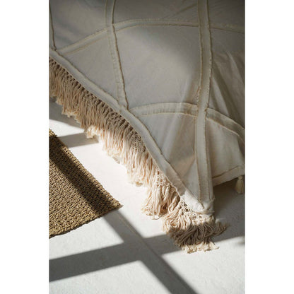 Beige katoenen plaid met sierlijke franjes en kwastjes, een zacht en decoratief woonaccessoire dat warmte en textuur toevoegt aan je interieur, perfect voor op de bank of het bed in een natuurlijke en bohemian woonstijl.