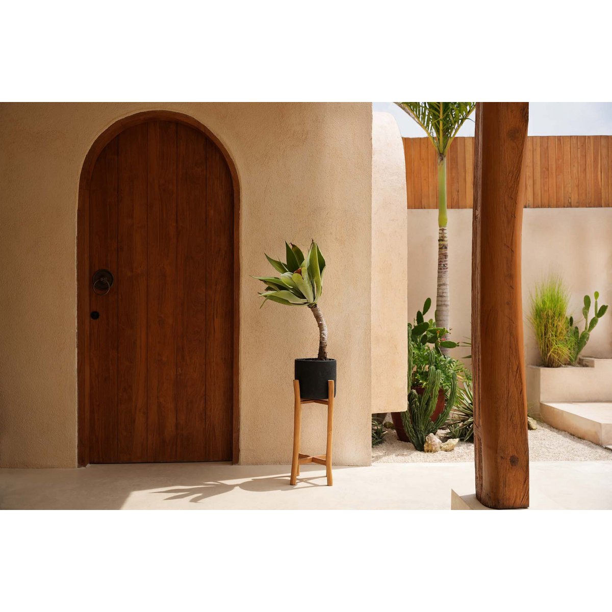 Sfeervolle tuin met plantenstandaard The Charcoal high L van Luben