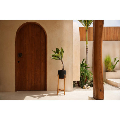 Sfeervolle tuin met plantenstandaard The Charcoal high L van Luben
