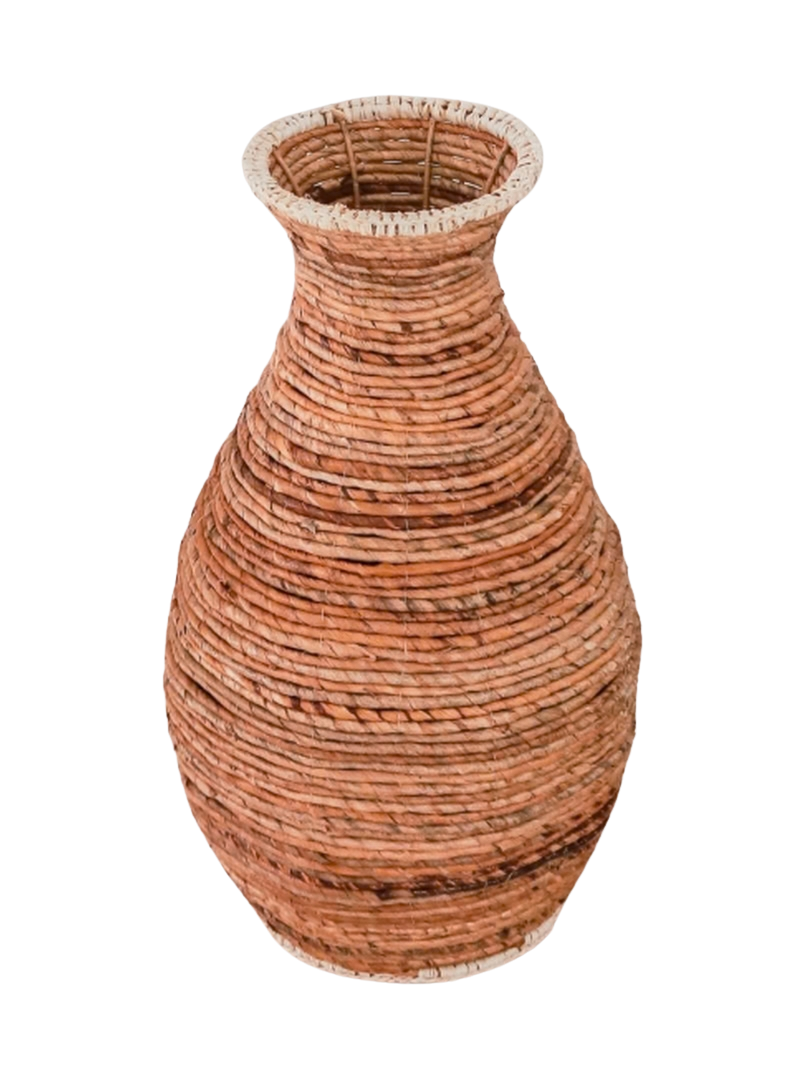 Sier vaas Tumbak bananenvezel en raffia op wit achtergrond