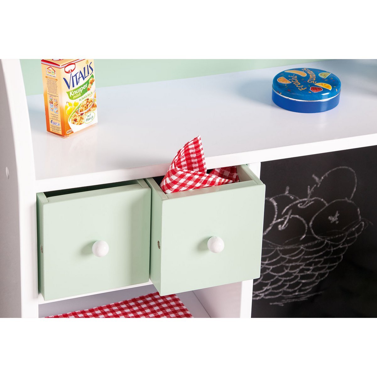Closeup detail houten speelgoedwinkel Wilma. Gemaakt van MDF, in pastelgroene tint. Perfect voor jouw kinderen om in te spelen!