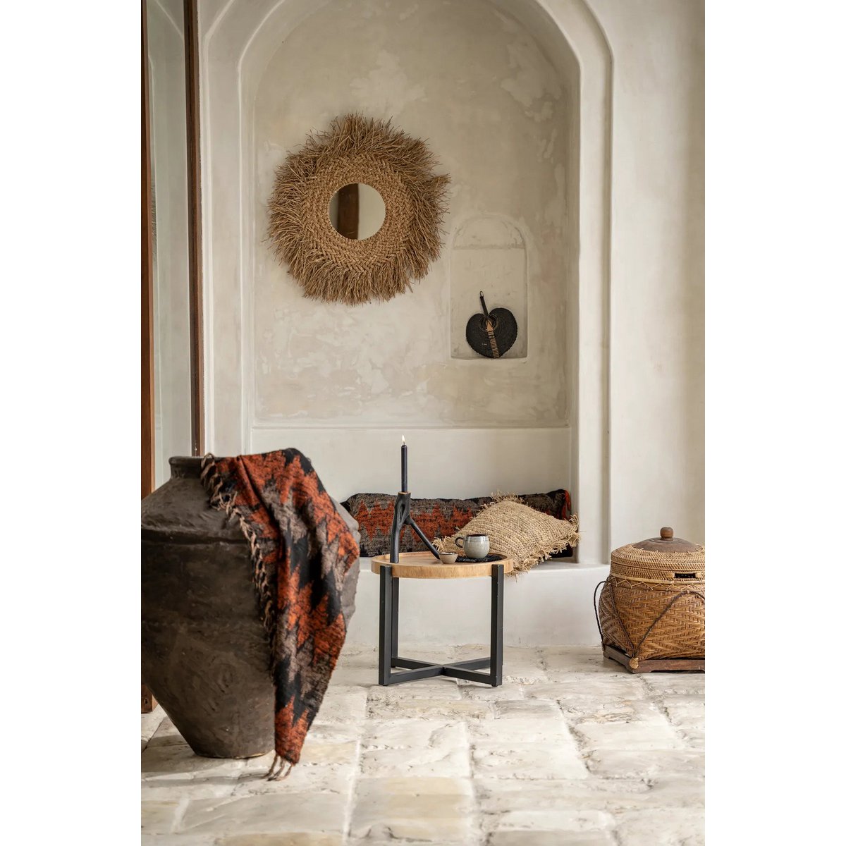 Spiegel waterhyacint Early Monday binnen in een boho hal, met plaids en manden