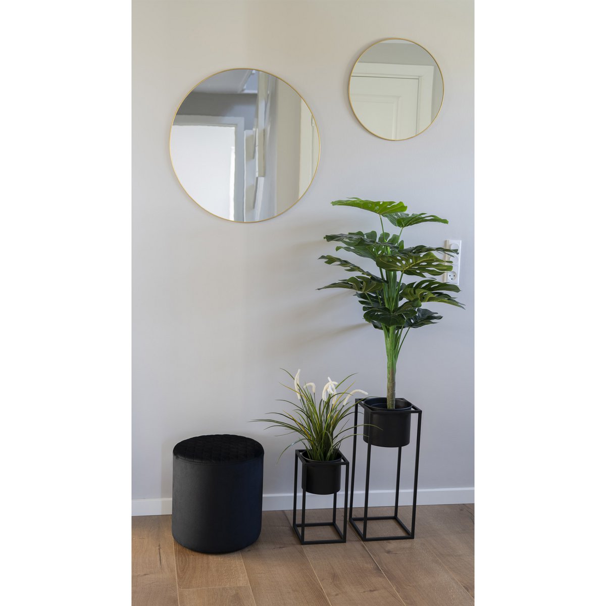 Stalen bloempot op standaard zwart set van 2 Marla in een woonkamer met spiegels en groene planten
