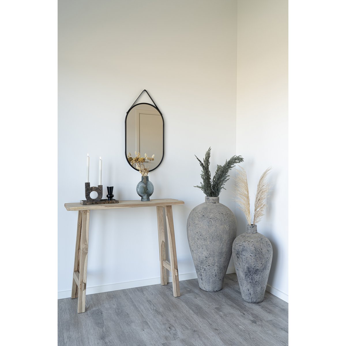 Stalen spiegel Trapani 35 X 60 boven een bijzettafeltje in boho hal