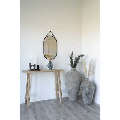 Stalen spiegel Trapani 35 X 60 boven een bijzettafeltje in boho hal