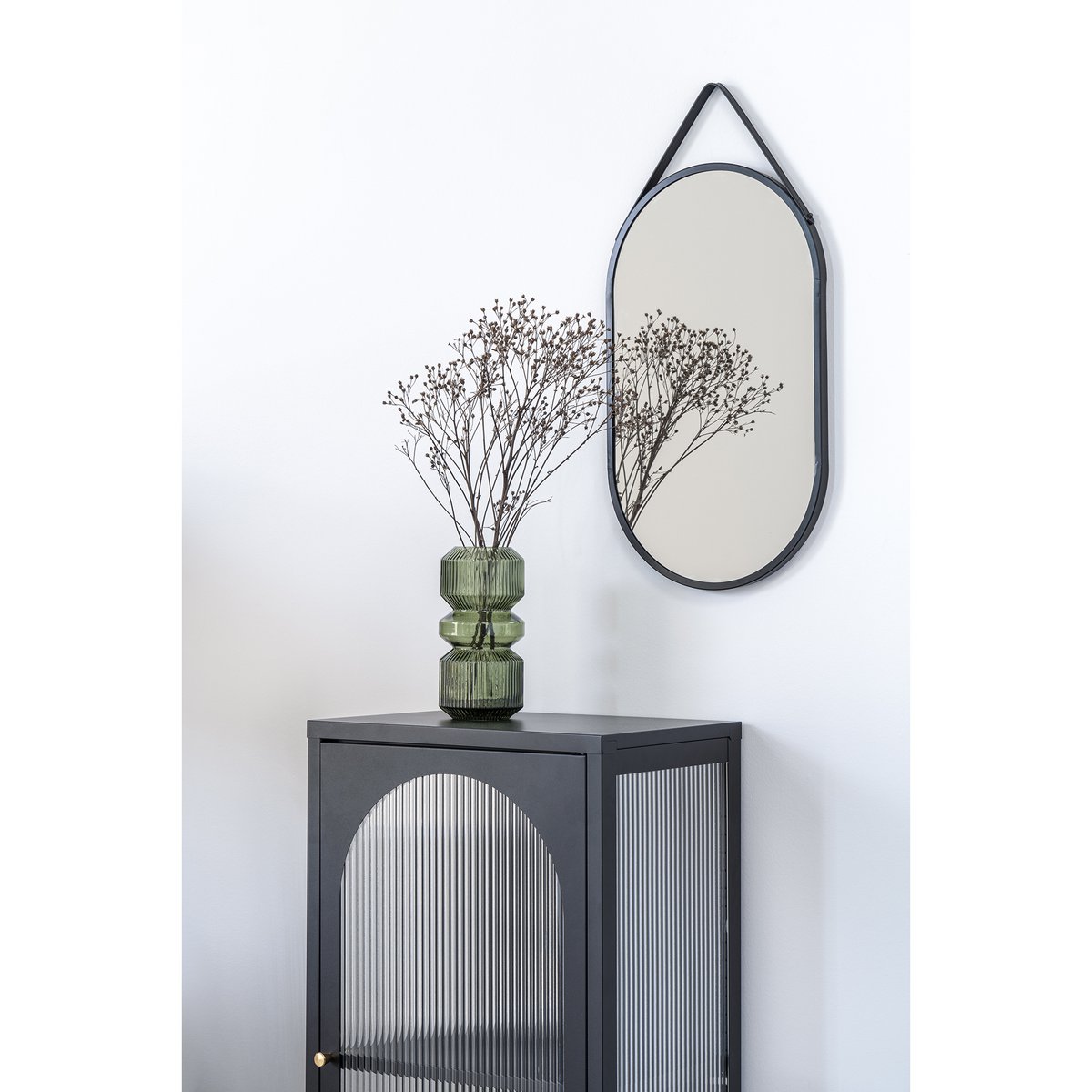 Stalen spiegel Trapani 35 X 60 boven luxe bijzettafel in moderne hal