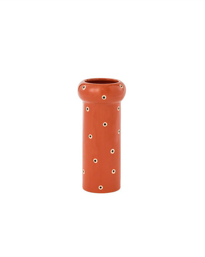 De stenen vaas in warme aardetinten brengen rust en elegantie in huis. Perfect met een paar takken of bloemen, maar ook prachtig op zichzelf als stijlvol statementstuk.