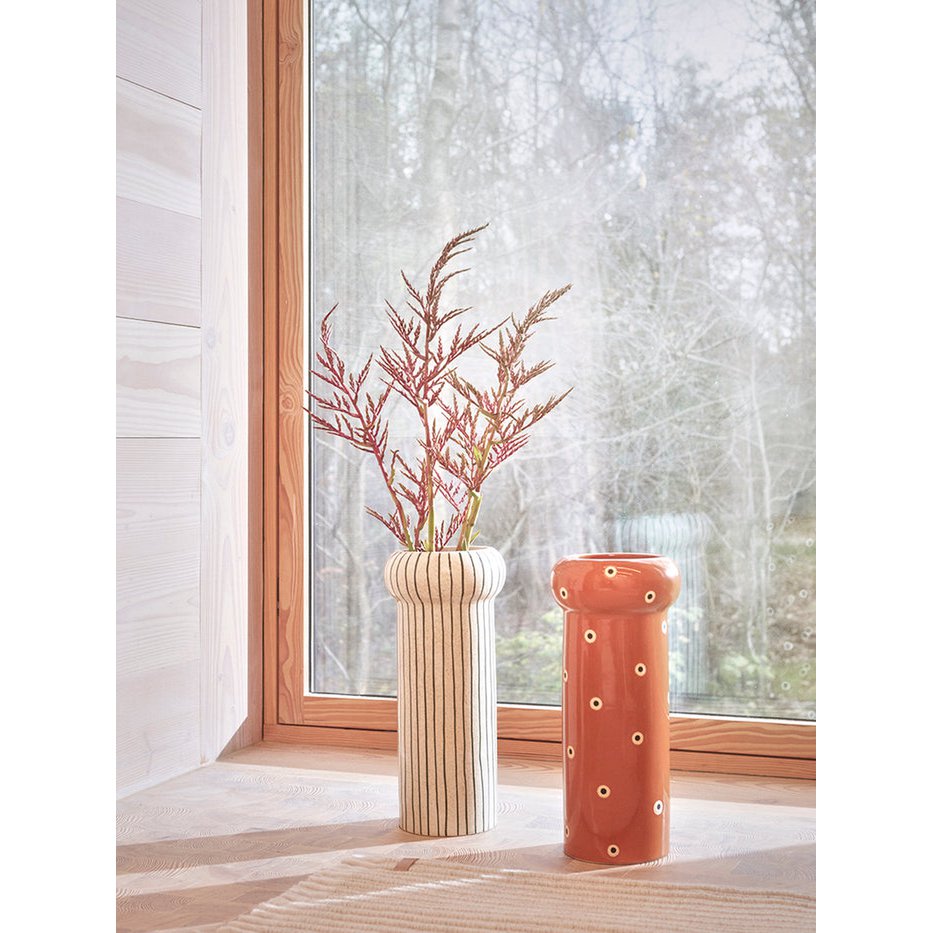 De stenen vazen in warme aardetinten brengen rust en elegantie in huis. Perfect met een paar takken of bloemen, maar ook prachtig op zichzelf als stijlvol statementstuk.