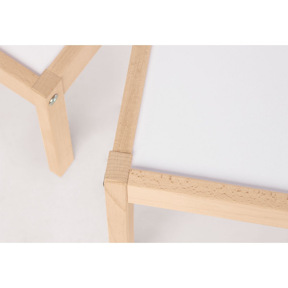 Closeup detail foto van de houten Tafel- en stoelenset Olaf
