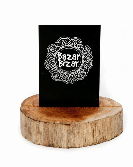 Teakhouten kaarthouder met sleuf, gebruikt als standaard voor een kaart.