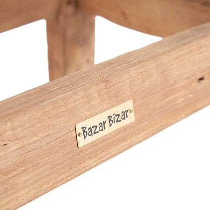 Detail closeup van de teakhouten kruk met het logo van Bazar Bizar erop