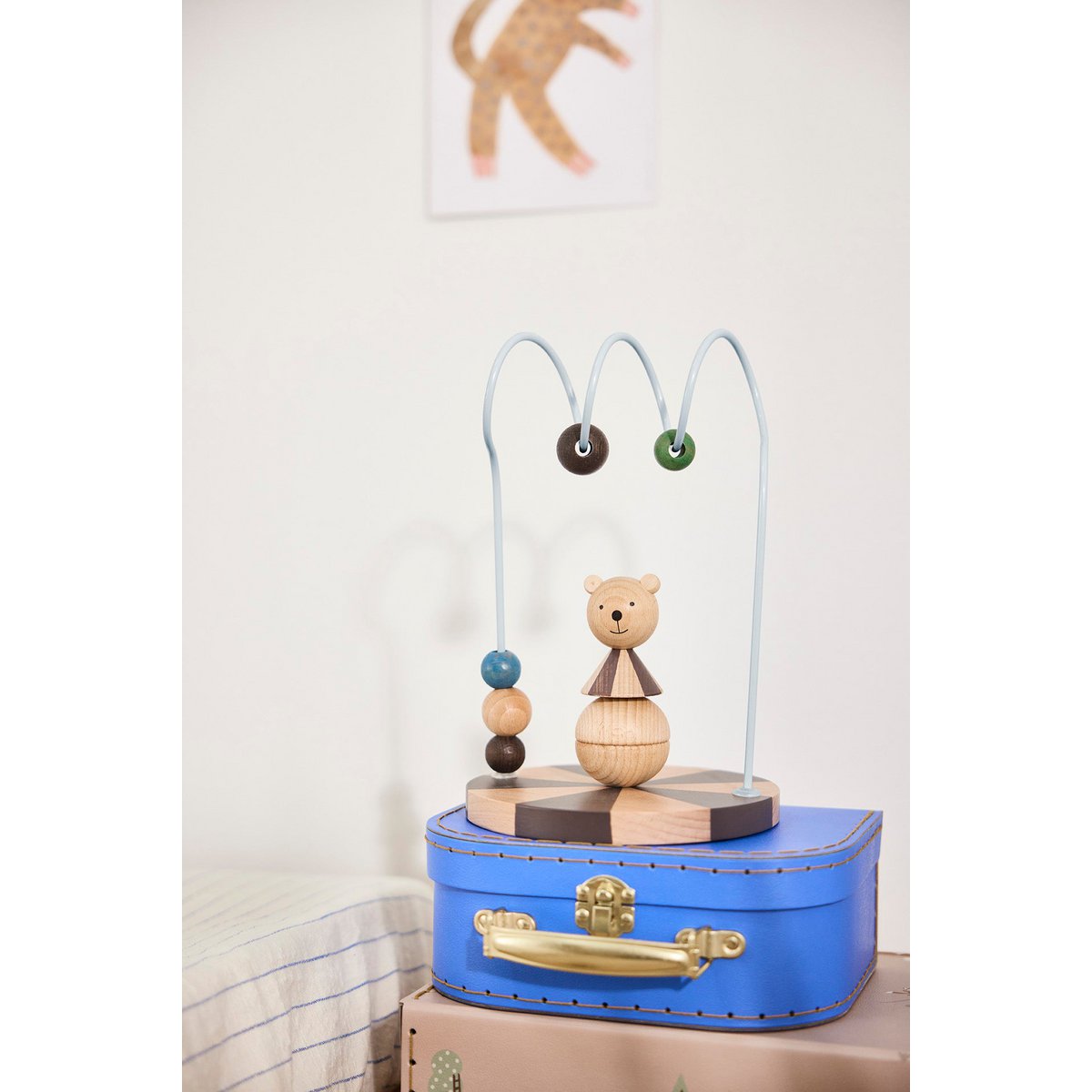 Circus Bear Abacus als decoratief speelgoed op een kindercommode