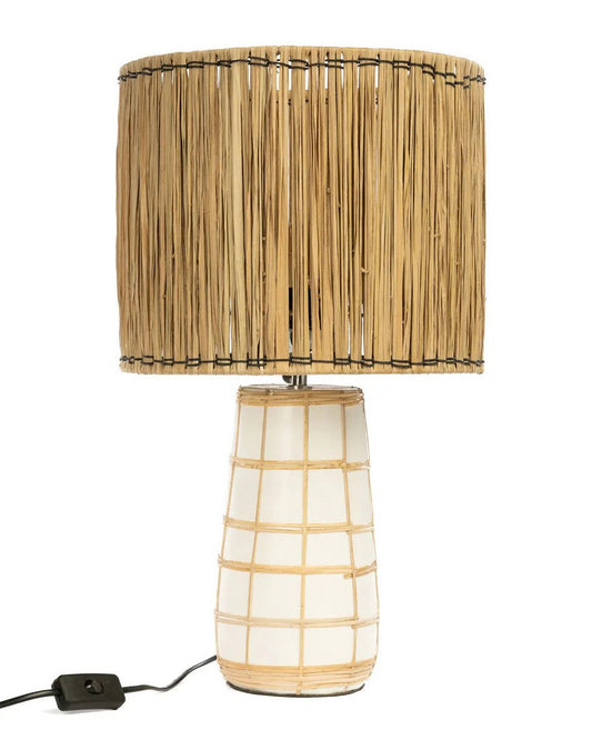 Handgemaakte tafellamp van terracotta met graslampenkap op witte achtergrond