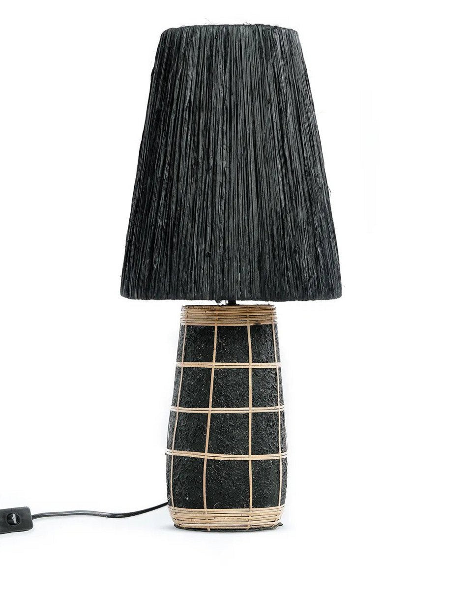 Zwarte terracotta tafellampvoet met rotan kap op witte achtergrond
