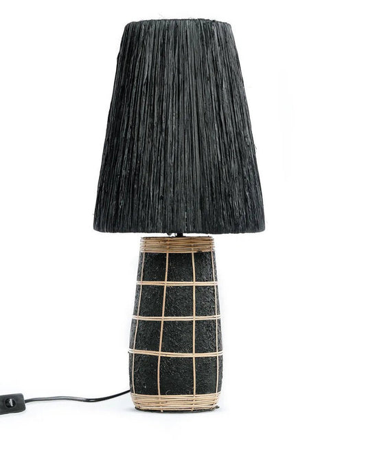 Zwarte terracotta tafellampvoet met rotan kap op witte achtergrond
