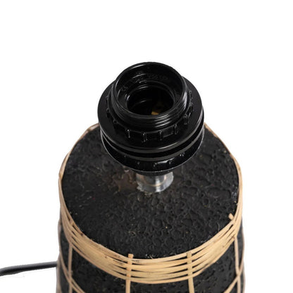 Zwarte lampvoet van terracotta in close-up met matte afwerking
