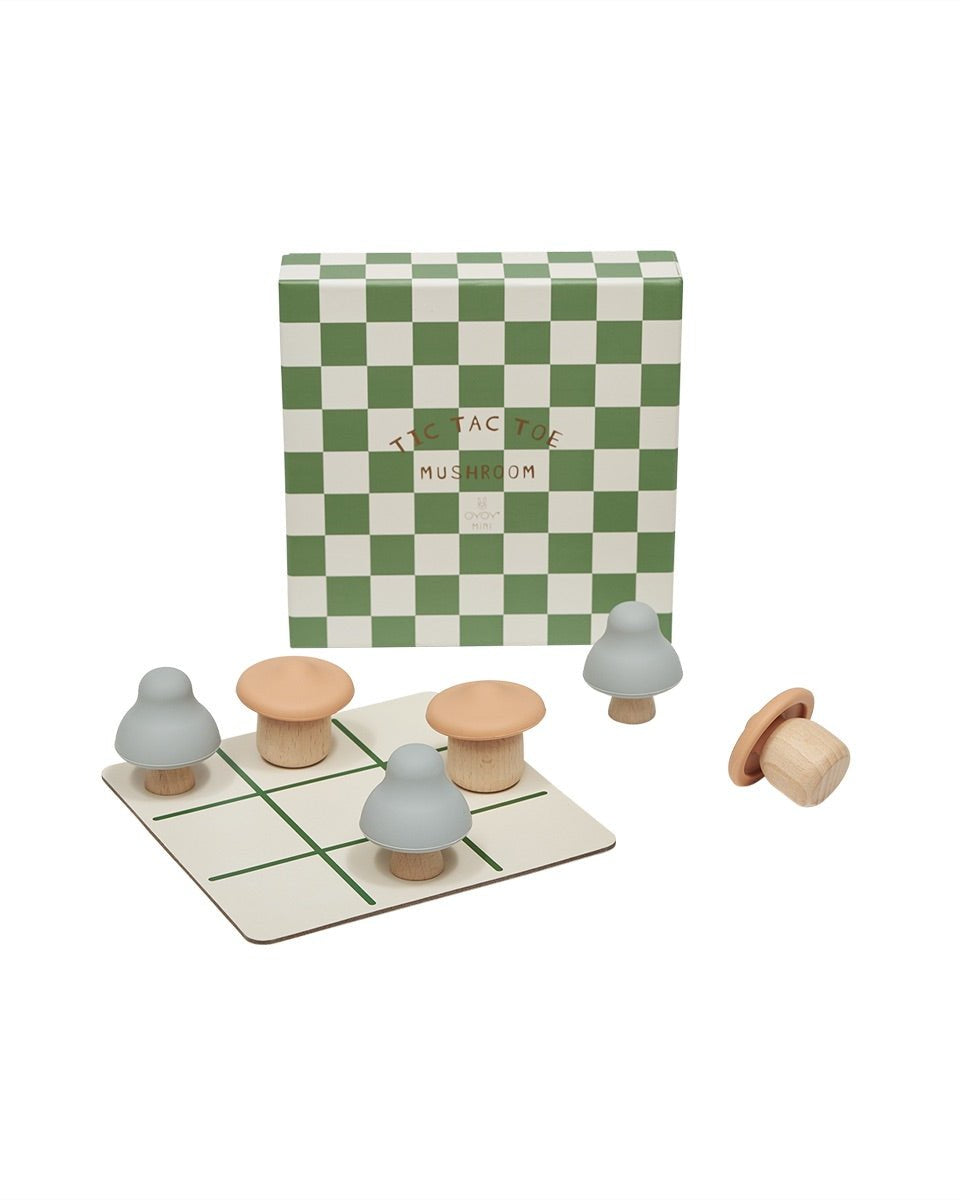 Houten Tic Tac Toe-spel met paddenstoeltjes als speelstukken. Een speelse en stijlvolle variant op het klassieke boter-kaas-en-eieren, verpakt in een decoratieve doos met groen-wit ruitpatroon. Perfect als cadeau of als decoratief item in de speelkamer of woonkamer.