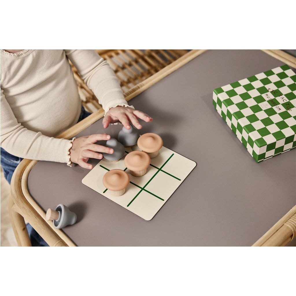 Het houten Tic Tac Toe-spel met paddenstoeltjes komt hier tot leven in een warme, natuurlijke setting. De zachte kleuren en ronde vormen maken het spel niet alleen leuk om te spelen, maar ook stijlvol als decoratie in de kinderkamer. Perfect om samen te spelen én mooi om neer te zetten.