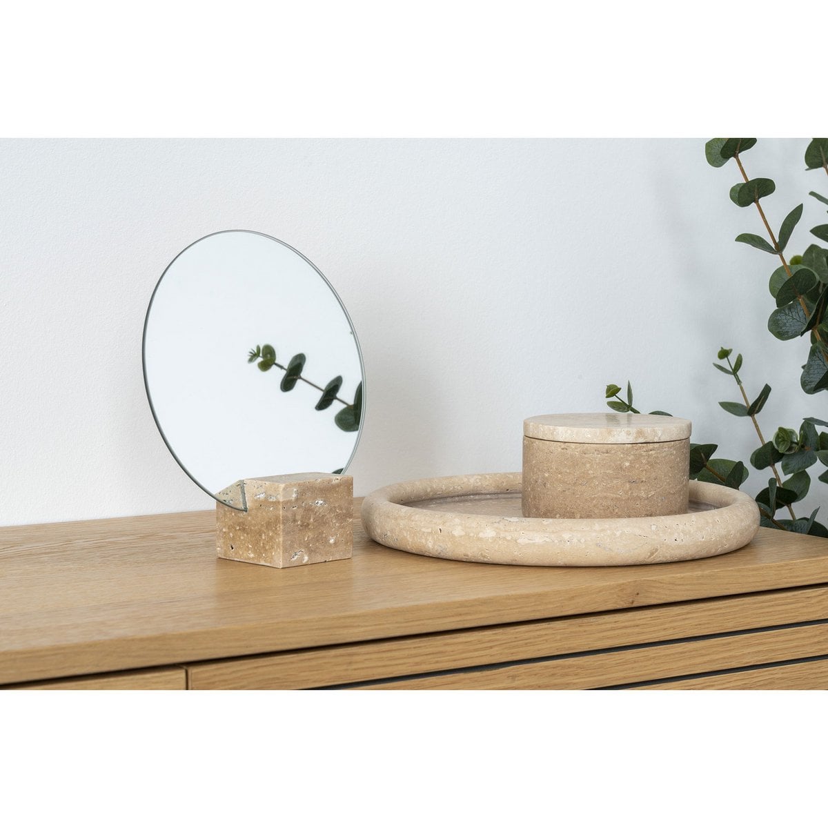 Travertijn dienblad naturel rond 25,5 cm op dressoir met een spiegel en geurkaars in steen