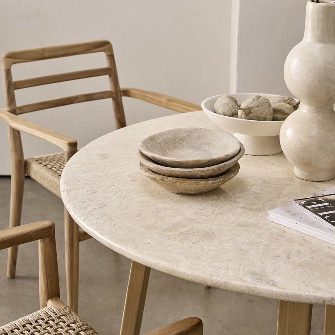 Tuinstoel teak in naturel Verano bij houten en keramieken tafel met keramieken schalen