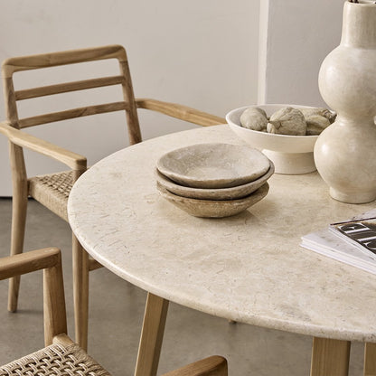 Tuinstoel teak in naturel Verano bij houten en keramieken tafel met keramieken schalen