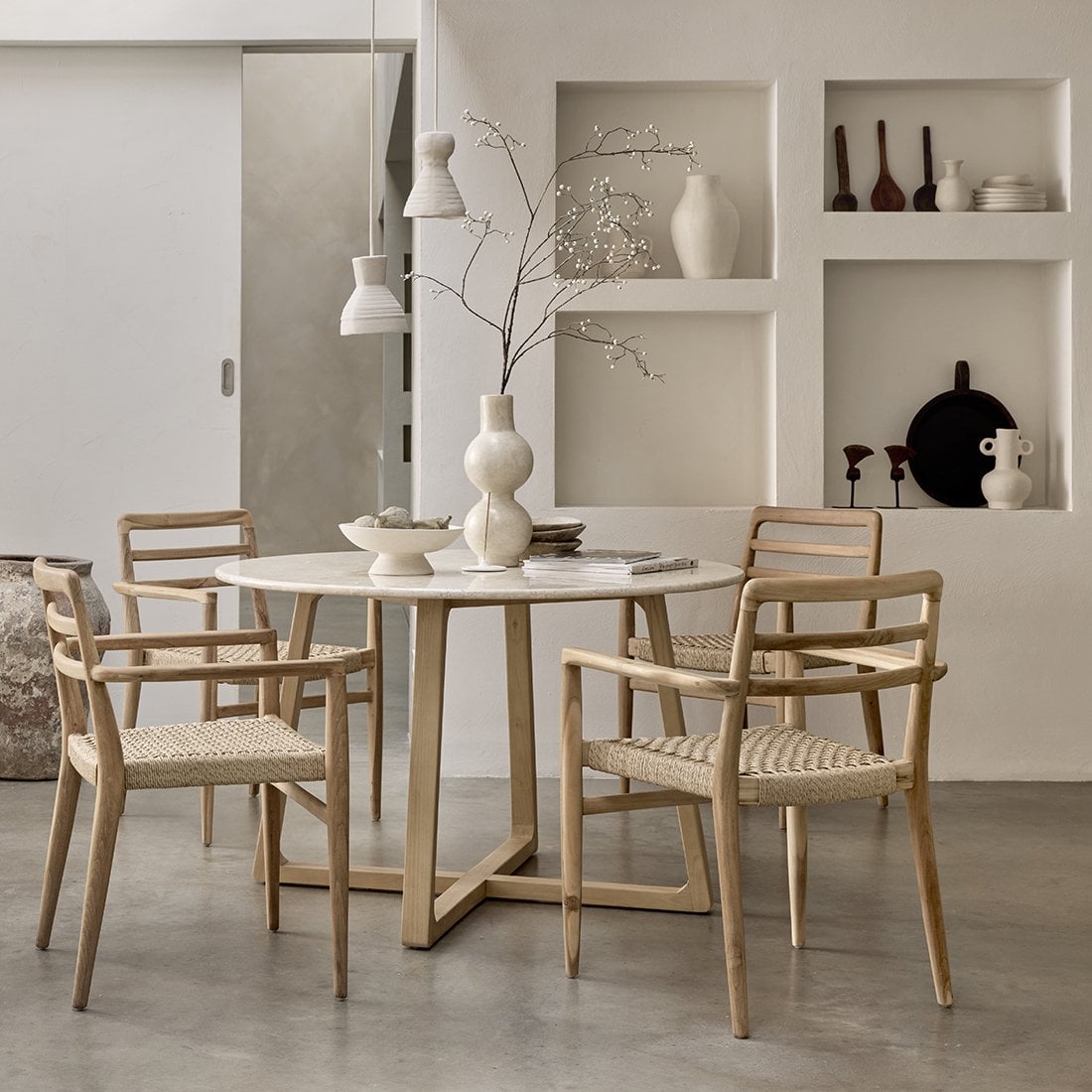 Tuinstoel teak in naturel Verano in een eetkamer met 4 andere stoelen, houten tafel en witte decoratie