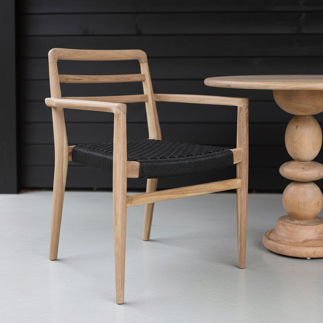 Tuinstoel teak zwart met armleuning Verano naast organische houten bijzettafel