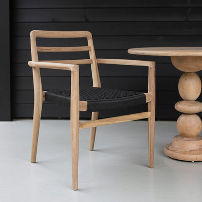 Tuinstoel teak zwart met armleuning Verano naast organische houten bijzettafel
