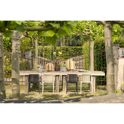 Tuinstoel zwart met armleuningen 53x77,5 cm Paloma in een tuin met dezelfde stoelen in een andere kleur. De tafel is gedekt met vazen en plantjes