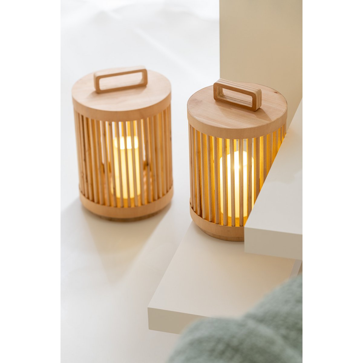 Twee J-Line tafellampen hout cilinder naturel LED 32 cm in een hal terwijl ze aan staan