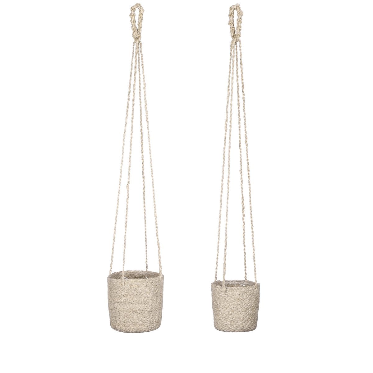 Twee beige kleurige gevlochten plantenhangers naast elkaar op wit achtergrond