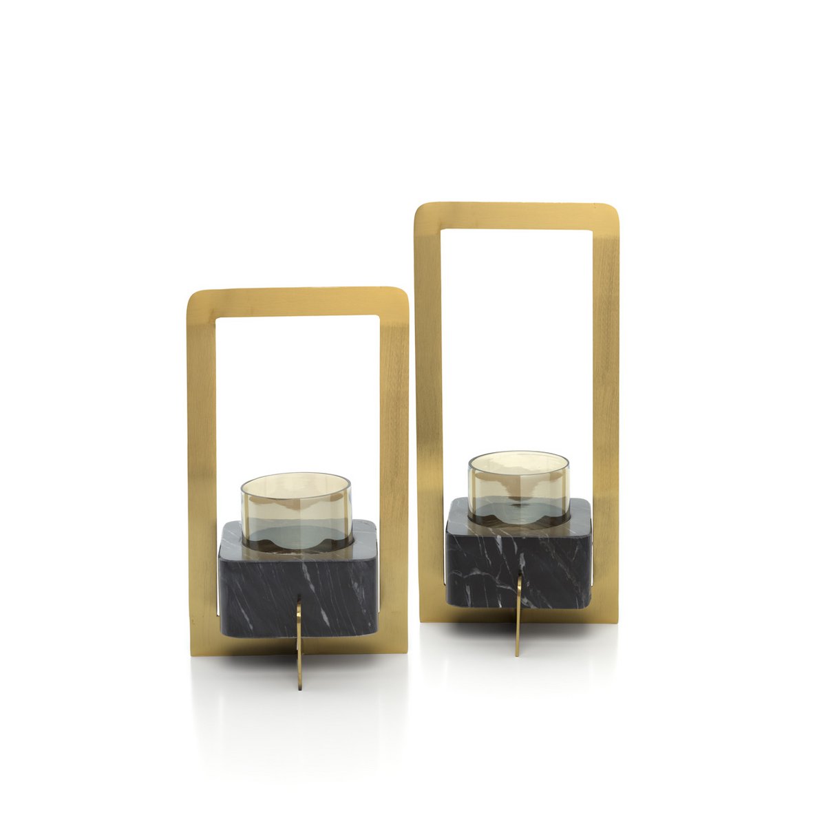 Twee kaarsenhouders goud zwart messing glas marmer M Marbre d’Or van voren naast elkaar