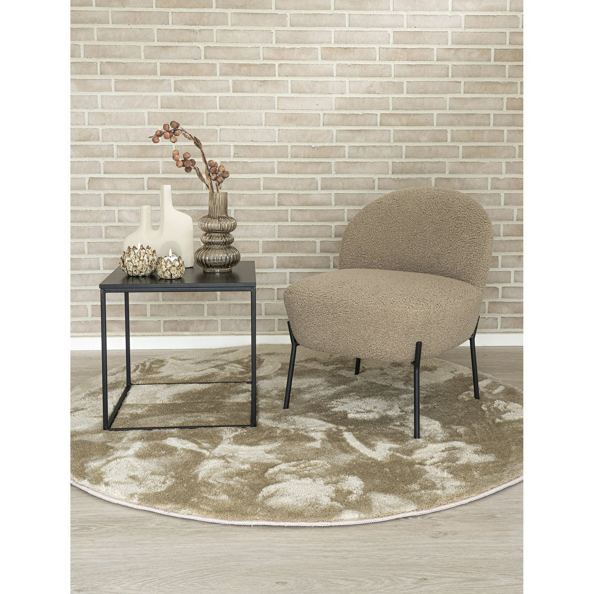 Vloerkleed beige van polyester rond 160 cm Miami gestyled in beige interieur met zwarte accessoires