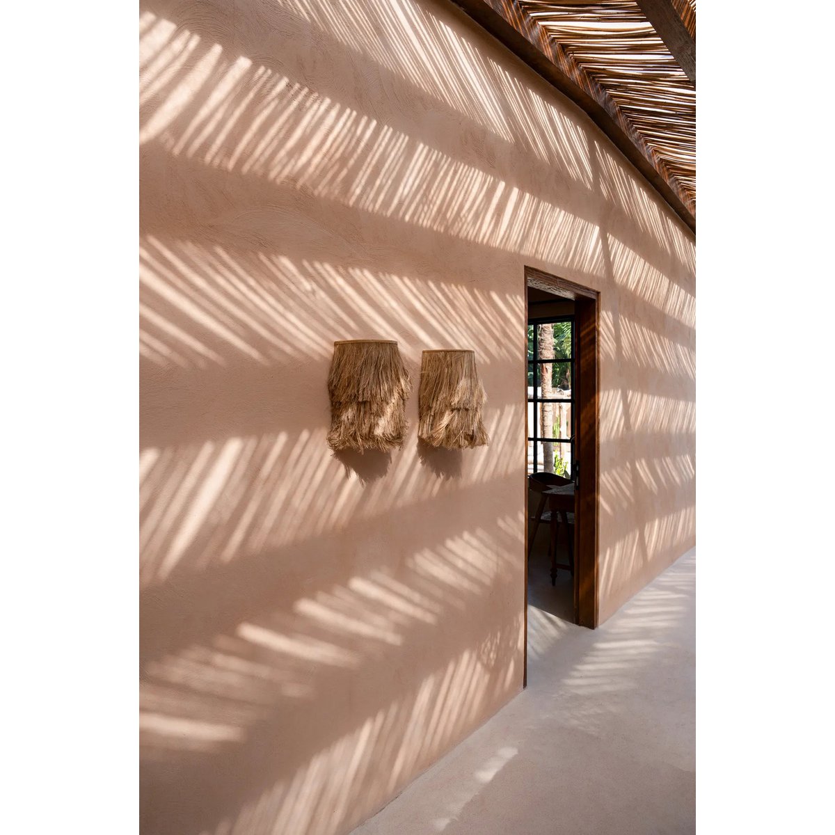 Wandlamp beige 20x35 cm Abaca naast een andere Abaca lamp in een overkapt terras
