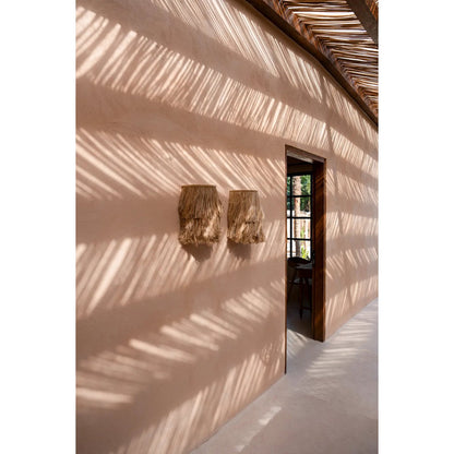 Wandlamp beige 20x35 cm Abaca naast een andere Abaca lamp in een overkapt terras