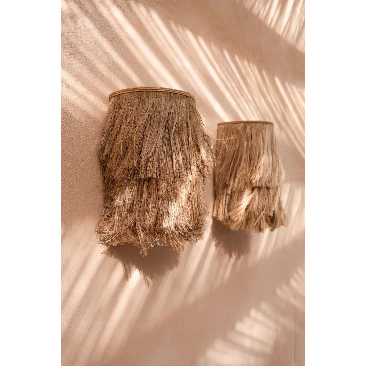 Wandlamp beige 20x35 cm Abaca naast een andere Abaca lamp in een overkapte ruimte