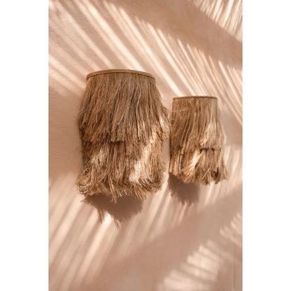 Wandlamp beige 20x35 cm Abaca naast een andere Abaca lamp in een overkapte ruimte