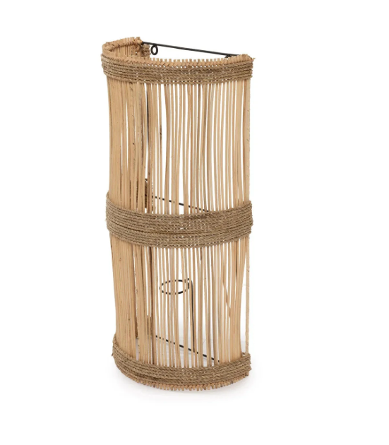 Wandlamp rotan kap Jalal vanaf een schuine hoek