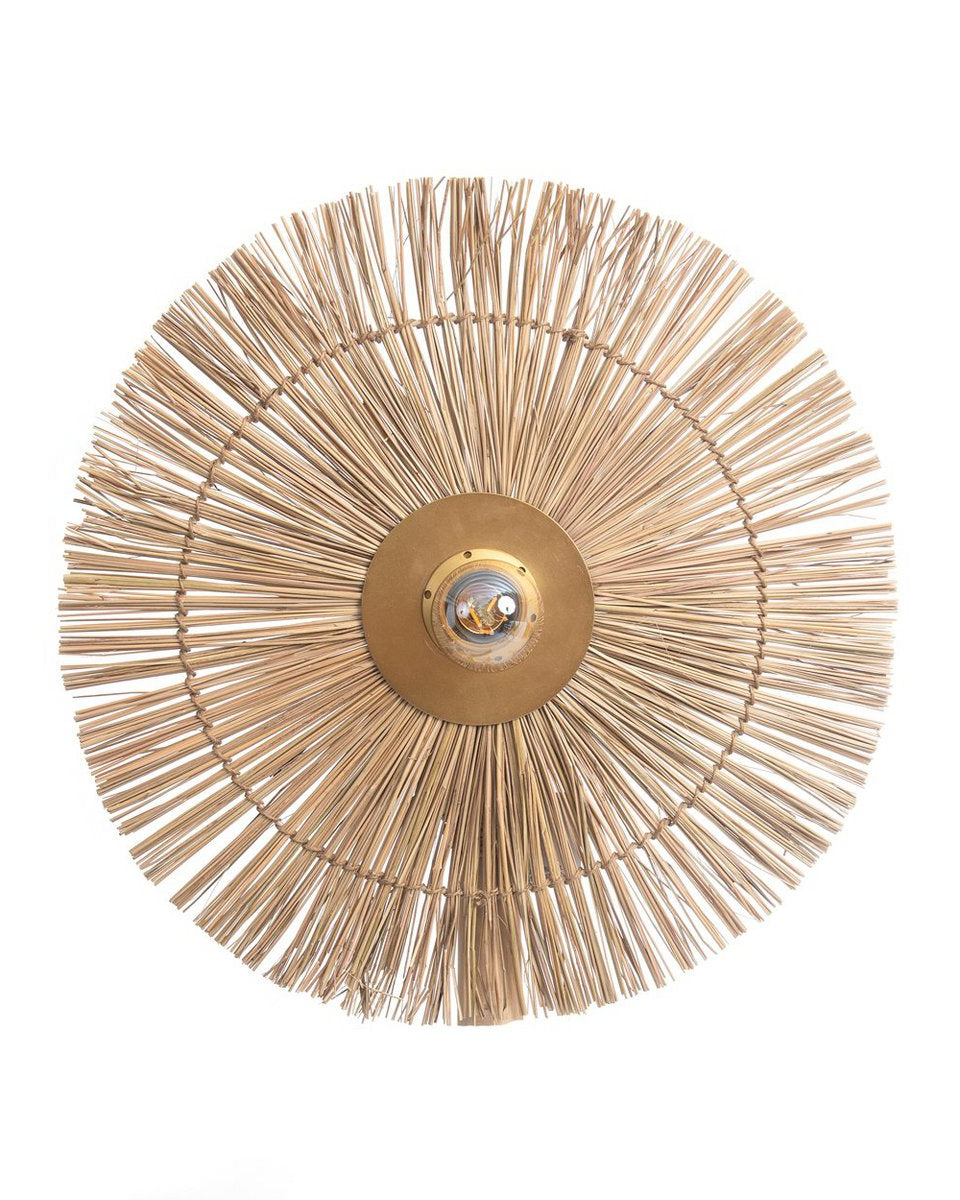 Een echte blikvanger: deze ronde wandlamp van riet straalt natuurlijke elegantie uit. De zonvormige structuur verspreidt het licht op een warme, speelse manier.
