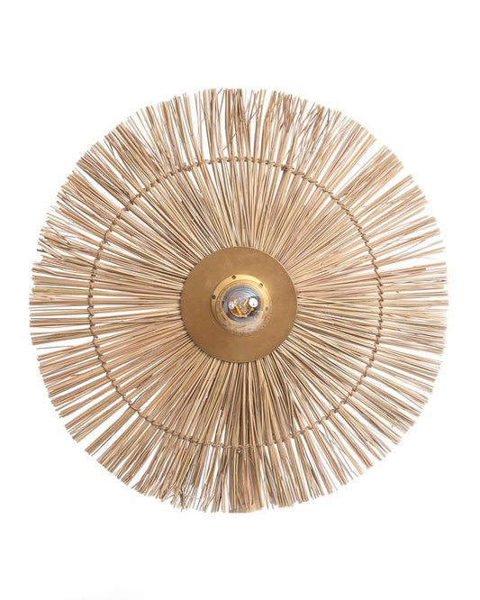 Een echte blikvanger: deze ronde wandlamp van riet straalt natuurlijke elegantie uit. De zonvormige structuur verspreidt het licht op een warme, speelse manier.
