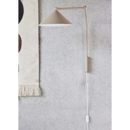 Wandlamp wit Kasa met verstelbare arm tegen grijze muur aan naast muurtapijt