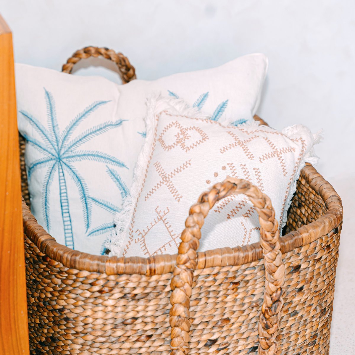 Waterhyacint mand naturel met handvatten Mentari met witte kussens erin