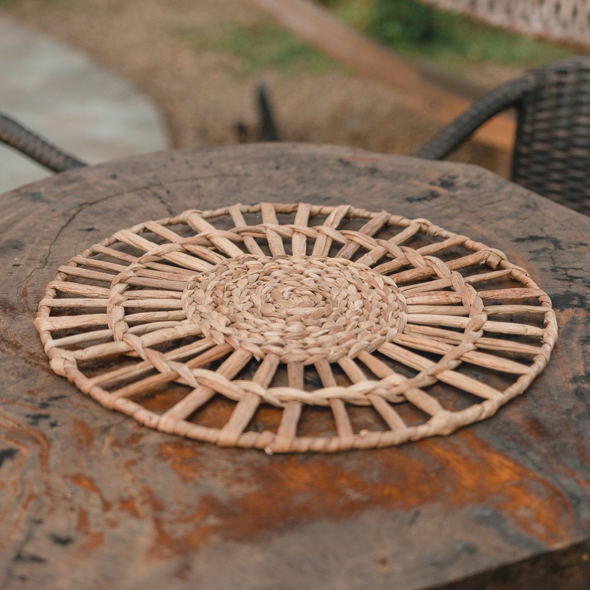 Waterhyacint placemat rond naturel 38 cm set van 2, 4 of 6 Caruban buiten op een roestige tafel