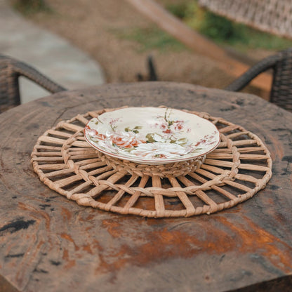 Waterhyacint placemat rond naturel 38 cm set van 2, 4 of 6 Caruban buiten op een roestige tafel met een mooi vintage bord erop