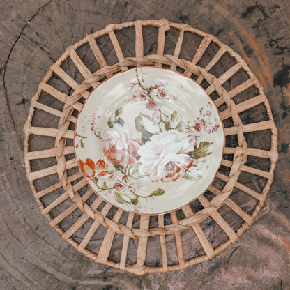 Waterhyacint placemat rond naturel 38 cm set van 2, 4 of 6 Caruban van boven, buiten op een roestige tafel met een mooi vintage bord erop