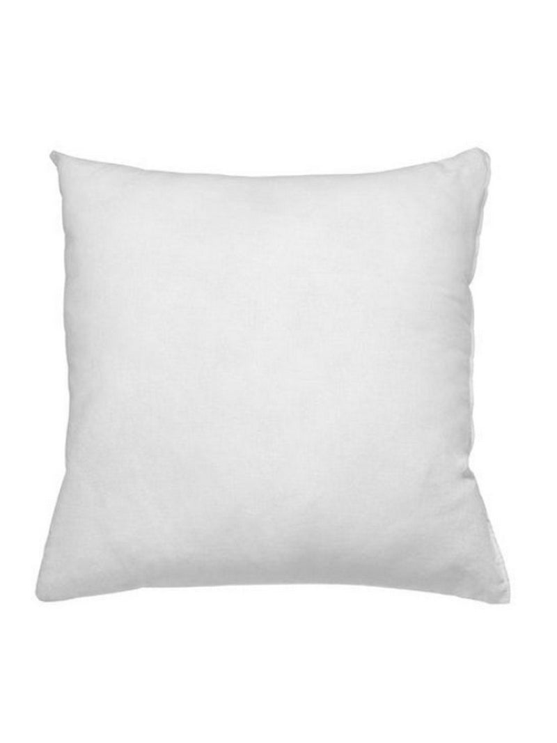 Witte vierkante binnenkussen van 60x60 cm, gebruikt als vulling voor kussenhoezen