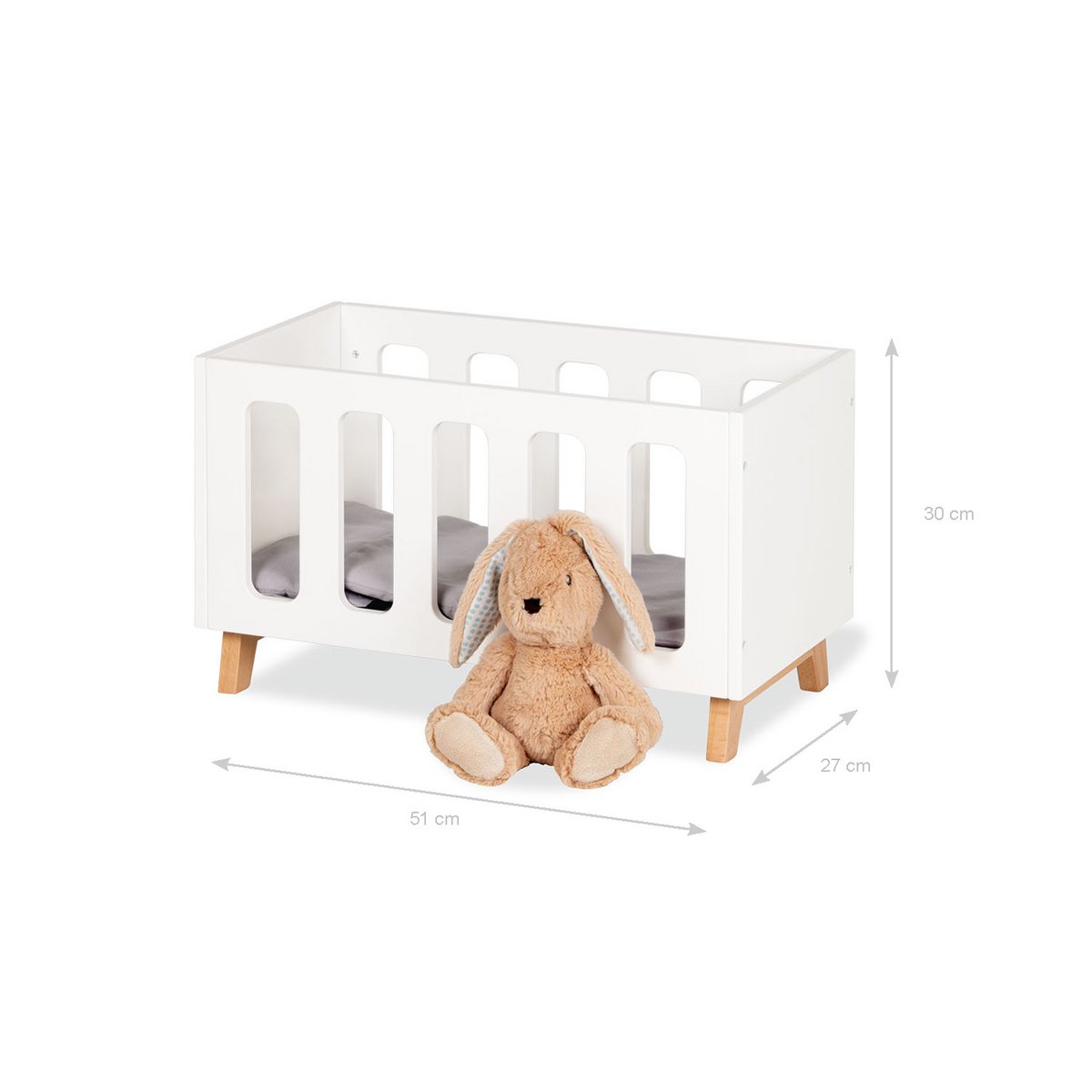 Wit poppenbed Marit met een schattig knuffeltje ervoor. Op wit achtergrond, met afmetingen.