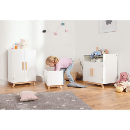 Wit poppenbed in een gezellige speelkamer. 