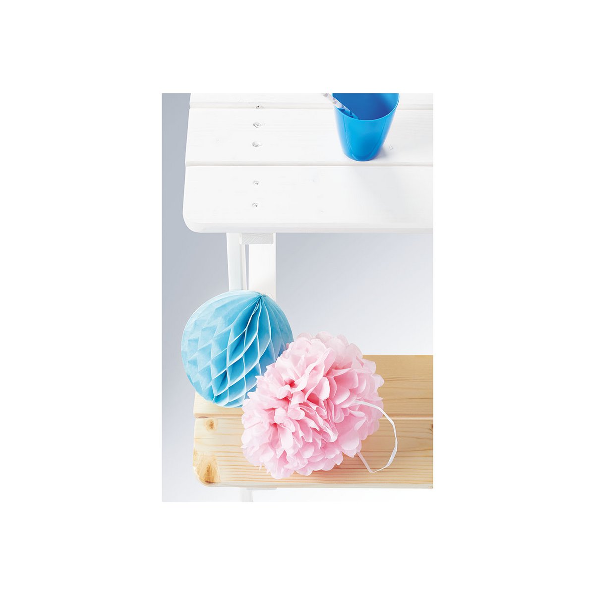 Closeup detail van de witte houten picknickbank Nicki