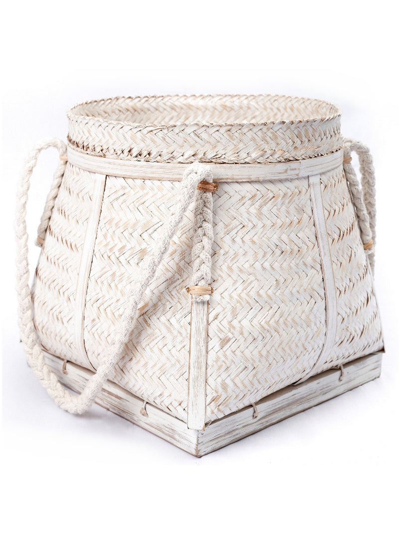 Witte bamboe mand Biku op wit achtergrond
